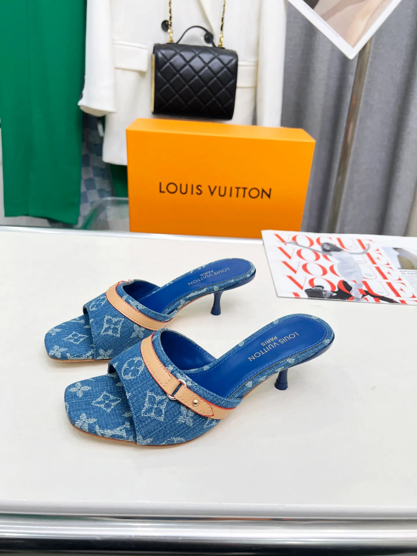 Factory direct sales👟👟Ex-factory price 440👟👟 LV new denim denim kitten heel slippers 2025 summer must-have for goddesses, original replica, super comfortable on the feet. Show off the queen's temperament, the heel height is 5.5CM, which shows your temperament without being tiring. Standard code: 35-42 (41 and 42 codes are customized, non-returnable and non-exchangeable)